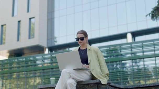 Класично Одягнена Жінка Окуляри Очах Сидячи Зовні Перед Сучасним Бізнес — стокове відео