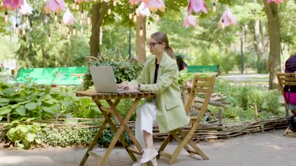 Young Woman Works Computer Park Writing Media Content Business Social — Vídeos de Stock