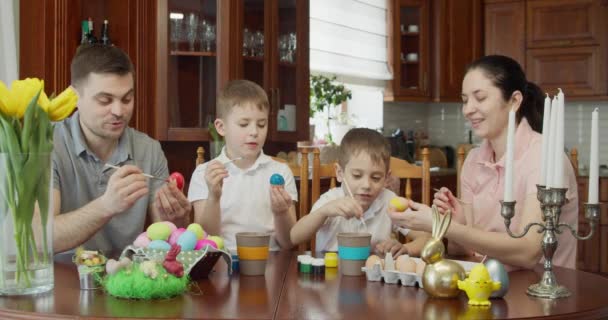 Glückliche Familie Bemalt Ostereier Küche — Stockvideo