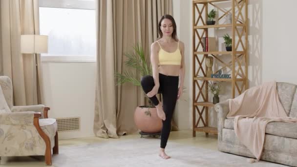 Siyah Tayt Sarı Bluz Giymiş Güzel Sportif Bir Kadın Oturma — Stok video