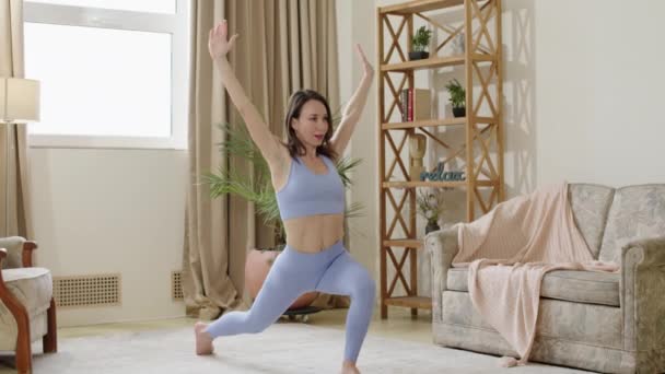 Jeune Entraîneur Yoga Étirement Vêtu Costume Assis Dans Position Longue — Video