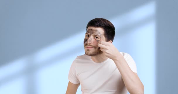 Homem Caucasiano Sorridente Com Uma Máscara Preta Rosto Para Poros — Vídeo de Stock