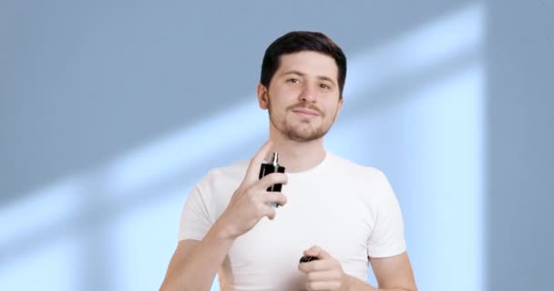 Seorang Pria Tampan Dengan Rambut Hitam Menempatkan Parfum Lehernya Kamar — Stok Video