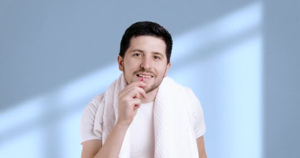 Homem Astuto Escovar Dentes Com Uma Pequena Escova Interdental Jovem — Vídeo de Stock