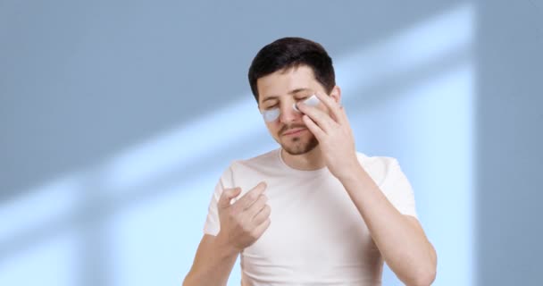 Homem Bom Humor Aplicando Manchas Hidratantes Nos Olhos Após Manhã — Vídeo de Stock