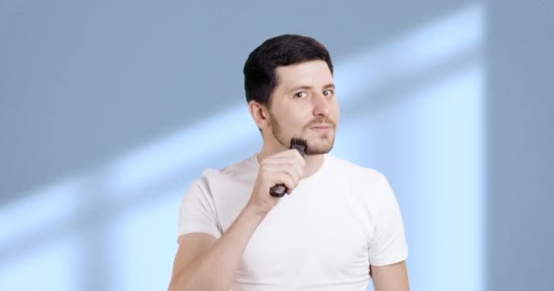 Homem Com Cabelo Escuro Pele Lisa Apara Barba Com Barbeador — Vídeo de Stock
