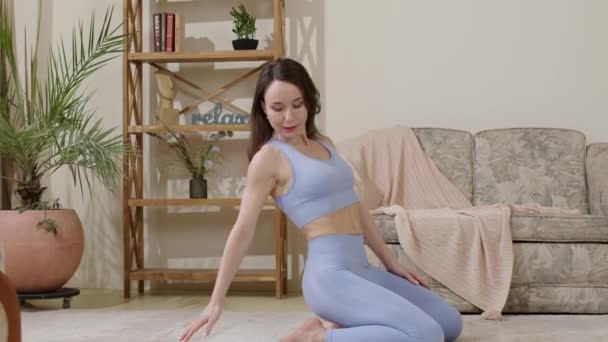 Flexibel Och Tonad Kvinna Gör Stretching Övningar Hemma Matta Friska — Stockvideo