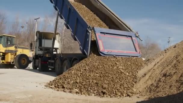 Caminhão Grande Canteiro Obras Descarregando Cascalho Para Derramar Fundação Trabalhadores — Vídeo de Stock