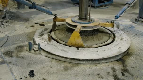 Цементный Завод Процесс Изготовления Цементных Колец Канализационных Систем Промышленное Высокопроизводительное — стоковое видео