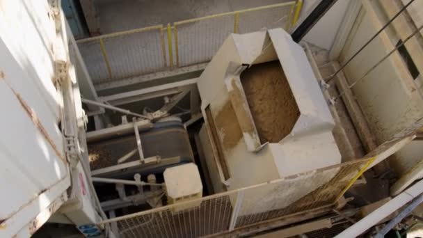 セメント工場で高品質のセメントを作る機械 セメントを作るために砂の正確な量を持ち上げる産業機械 製品の品質に取り組むセメント工場 — ストック動画