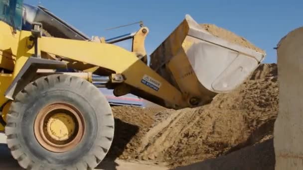 Průmyslový Bagr Otevřeném Úseku Silnice Nakládá Prosévaný Písek Půdu Velmi — Stock video