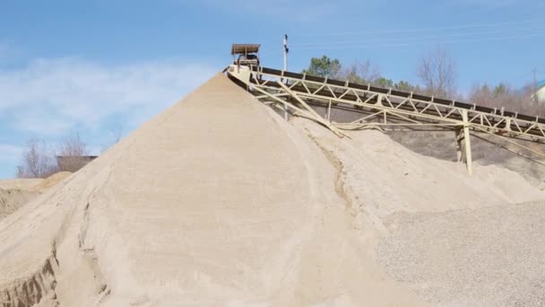 Große Hügel Aus Gesiebtem Sand Einer Zementfabrik Schwere Maschinen Arbeiten — Stockvideo