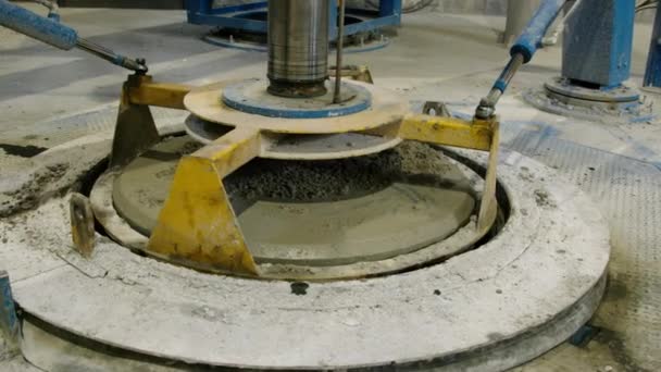 水泥制造厂 为污水处理系统制造水泥环的工作过程 工业用和高性能的设备 在为油井制造密封圈的过程中 进程的一个阶段 — 图库视频影像