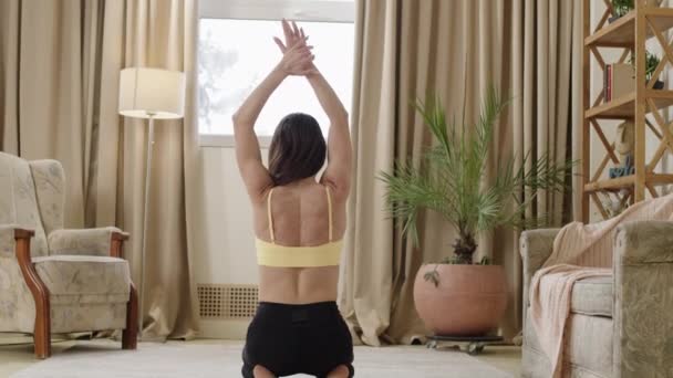 Vista Posteriore Una Signora Con Corpo Ben Tonico Praticare Yoga — Video Stock