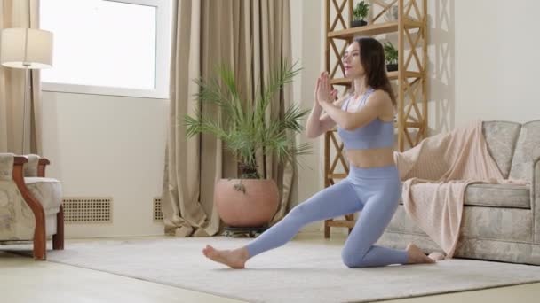 Młoda Kobieta Robi Balans Ćwiczenia Rozciągające Joga Sportowa Niebieska Odzież — Wideo stockowe