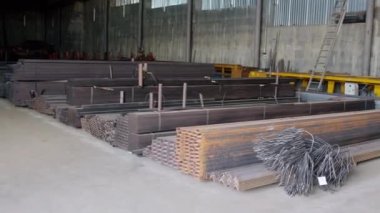 İnşaat şirketinin deposunda yığınla metal inşaat malzemesi. Evlerin temelleri için hazırlanmış farklı boyut ve boyutlarda metal çubuklar. Metal takviyesi