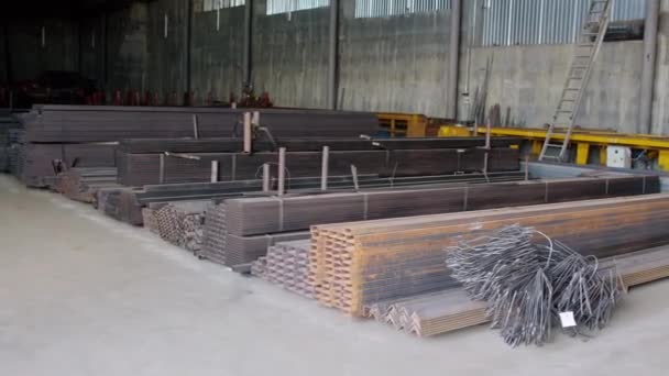 Pilhas Acessórios Construção Metal Armazém Uma Empresa Construção Barras Metálicas — Vídeo de Stock