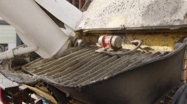 Beton karıştırıcıdan bir pompaya beton dökülüyor - beton bir levha dökülüyor