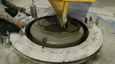 Kuyular ve kanalizasyonlar için güçlendirilmiş beton halkalar üretimi. İnşaat için somut ürünler.