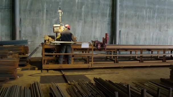 Ingenieros Construcción Cortando Barras Refuerzo Barras Refuerzo Almacén Metal Trabajadores — Vídeo de stock