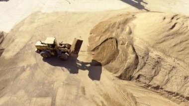 Paletler-Düzleme paleti ile kum ocağı havadan görünümü