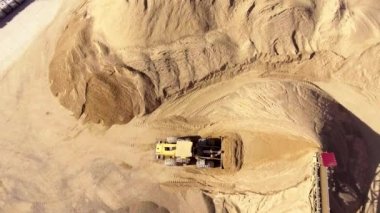 Paletler-Düzleme paleti ile kum ocağı havadan görünümü