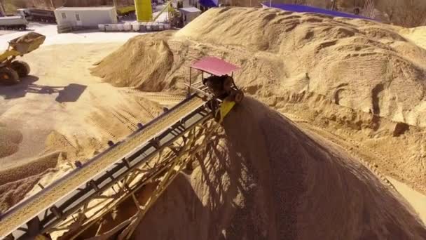 矿山井下砂料厂 砂带输送机 为建筑目的粉碎沙子和散装材料 石头下巴压碎植物 碎石厂 — 图库视频影像