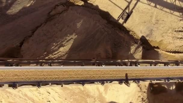 Kum Madencilik Çukurunda Bitki Şerit Taşıyıcıları Yapıyor Nşaat Için Kum — Stok video