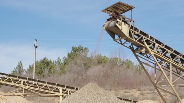 矿山井下砂料厂 砂带输送机 为建筑目的粉碎沙子和散装材料 石头下巴压碎植物 碎石厂 — 图库视频影像