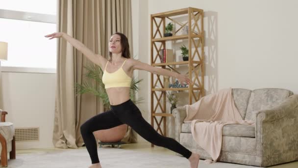 Femme Sportive Faisant Exercice Yoga Dans Lumière Soleil Matin Adapter — Video