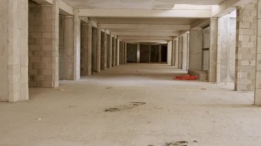 Yakın zamanda tamamlanmış bir evin bodrumu. Kiracılar için beyaz tuğladan yapılmış park yerleri. Arabalar için yeni, modern, kaliteli, boş bir yer altı garajı. Kapalı otopark