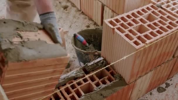 Närbild Hantverkare Byggarbetsplats Som Omsorgsfullt Och Ansvarsfullt Lägger Rött Tegel — Stockvideo
