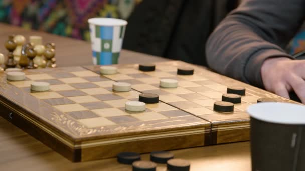 Papan Catur Kayu Selama Permainan Checkers Pergerakan Catur Putih Papan — Stok Video