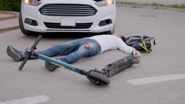 Rowerzysta Leżący Asfalcie Śmiertelnym Potrąceniu Przez Biały Luksusowy Samochód Człowiek — Wideo stockowe