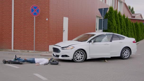 Een Verkeersongeval Stopt Chauffeur Onmiddellijk Rent Naar Man Die Het — Stockvideo