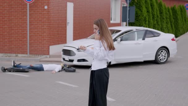 Geschäftsfrau Angefahren Nachdem Sie Mit Ihrem Auto Auf Einen Elektroroller — Stockvideo