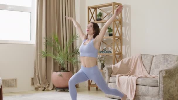 Esnek Kaslı Vücutlu Bir Kadın Oturma Odasındaki Halıda Esneme Egzersizleri — Stok video