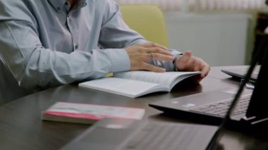 Derse hazırlanan bir üniversite profesörünün yakın plan görüntüsü. Prestijli Hukuk Fakültesi 'nde erkek profesör bir kod okuyor ve öğrencilere bir şeyler anlatıyor..