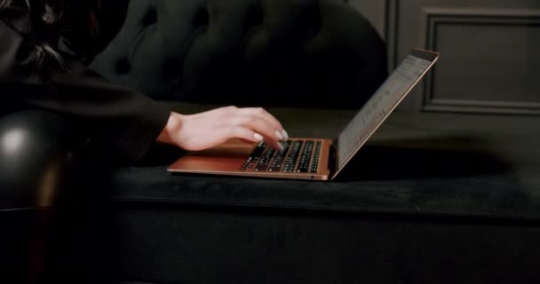 在一个现代化的办公室里 女商人在一台现代化的笔记本电脑上打字 销售经理在网上寻找潜在的客户 — 图库视频影像