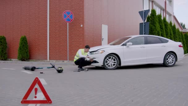 Vordergrund Das Verkehrszeichendreieck Nach Einem Verkehrsunfall Analysiert Der Versicherungsvertreter Den — Stockvideo