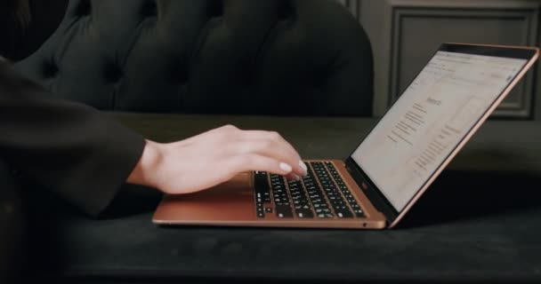 현대적이고 고급스러운 사무실에 앉아있는 변호사의 클로즈업 노트북에 손가락을 만지는 여자와 — 비디오