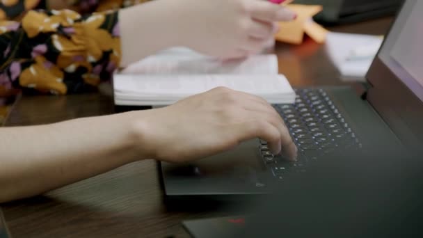 Immagine Ravvicinata Delle Mani Persone Che Digitano Computer Mentre Frequentano — Video Stock