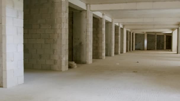 Korridor Uppbyggnad Ett Modernt Köpcentrum För Vita Tegelstenar Tomma Kontorsutrymmen — Stockvideo