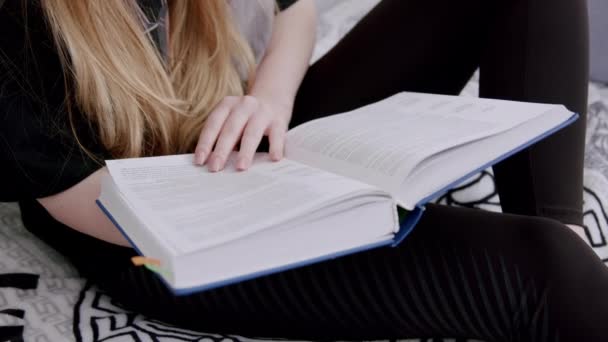 Közelkép Egy Joghallgató Lányról Aki Szabadidejében Olvassa Polgári Törvénykönyvet Kollégiumban — Stock videók