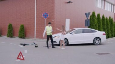 Sigorta acentesi, trafik kazasının gerçekleştiği yere ölçüm ve hesaplamalar yapmak ve müşteriyle konuşmak için geldi. Yol işareti üçgeni düzgün yerleştirilmiş. Sigorta şirketleri için kavram