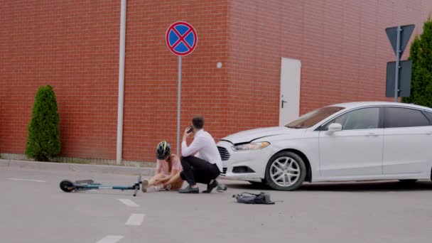Der Fahrer Eines Autos Fuhr Einer Kreuzung Auf Ein Mädchen — Stockvideo