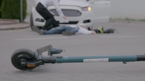 Piéton Remarqué Accident Route Entre Une Voiture Scooter Électrique Homme — Video