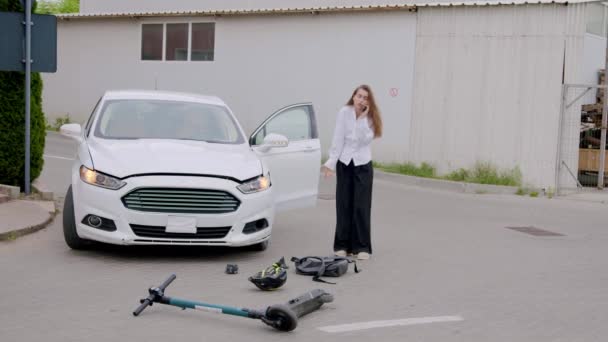 Geschäftsfrau Nach Einem Verkehrsunfall Mit Einem Elektroroller Die Fahrerin Telefoniert — Stockvideo