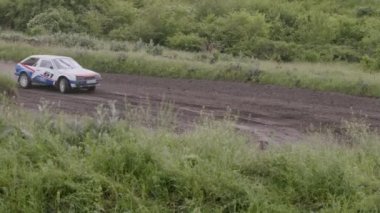 Spor araba yarışları. Birkaç spor araba tehlikeli bir viraja giriyor ve toz kaldırıyor. Spor arabalarla oynanan aşırı ve tehlikeli oyunlar. Yetkili yarışmalar