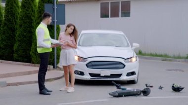 Trafik kazasına neden olan ve elektrikli scooter 'a çarpan bir arabanın sürücüsü sigorta acentesini aramış. Sigorta acentesi ölçüleri alır ve müşteriye açıklanan hasarları hesaplar.